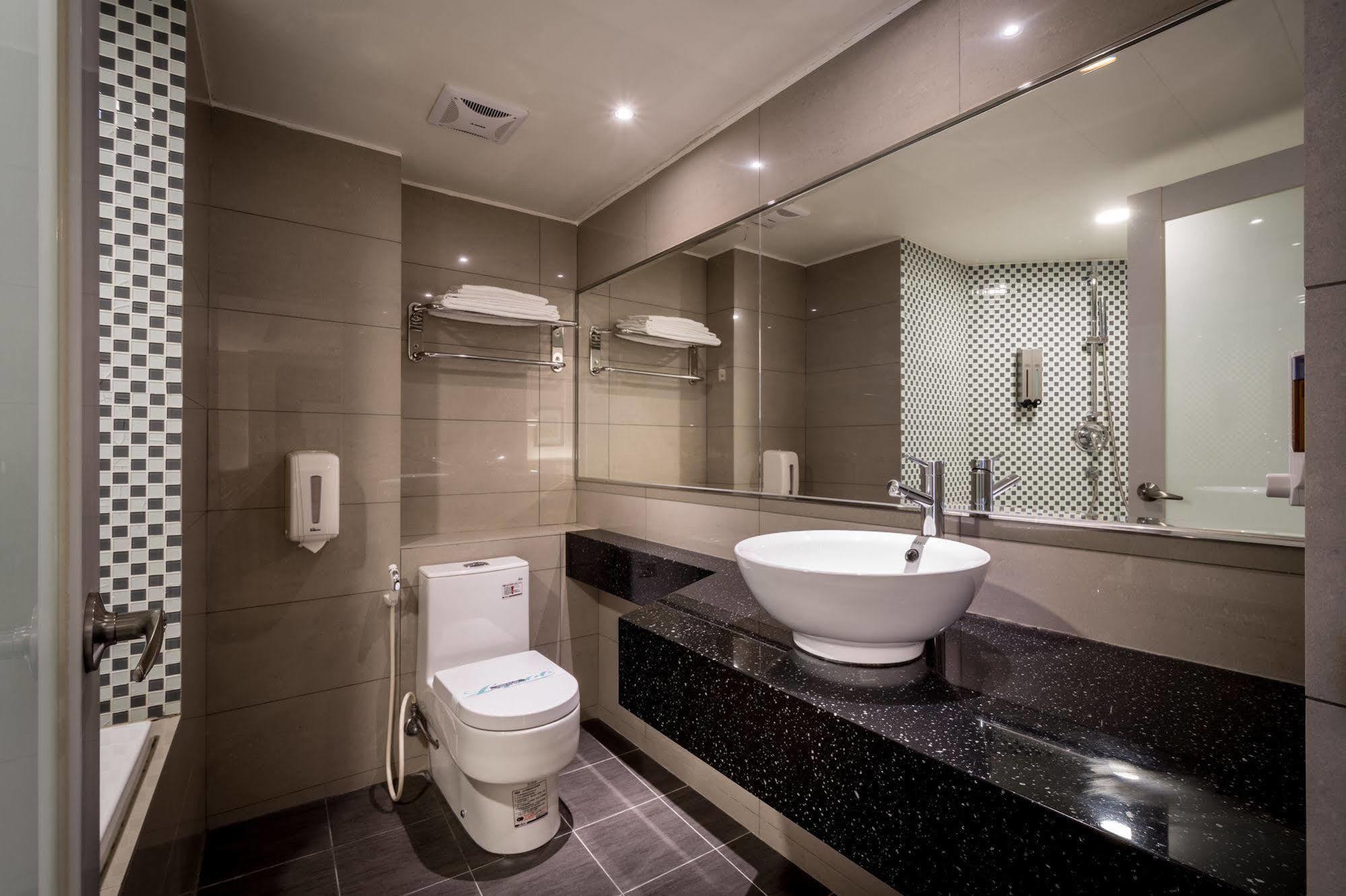 Royal Garden Hotel Taipei Exterior photo